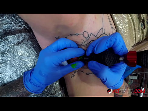 ❤️ Extremadamente tatuado hottie Sully Savage consiguió un tatuaje en su clítoris ❤️ Porno ruso en es.hentai-id.ru ❌️